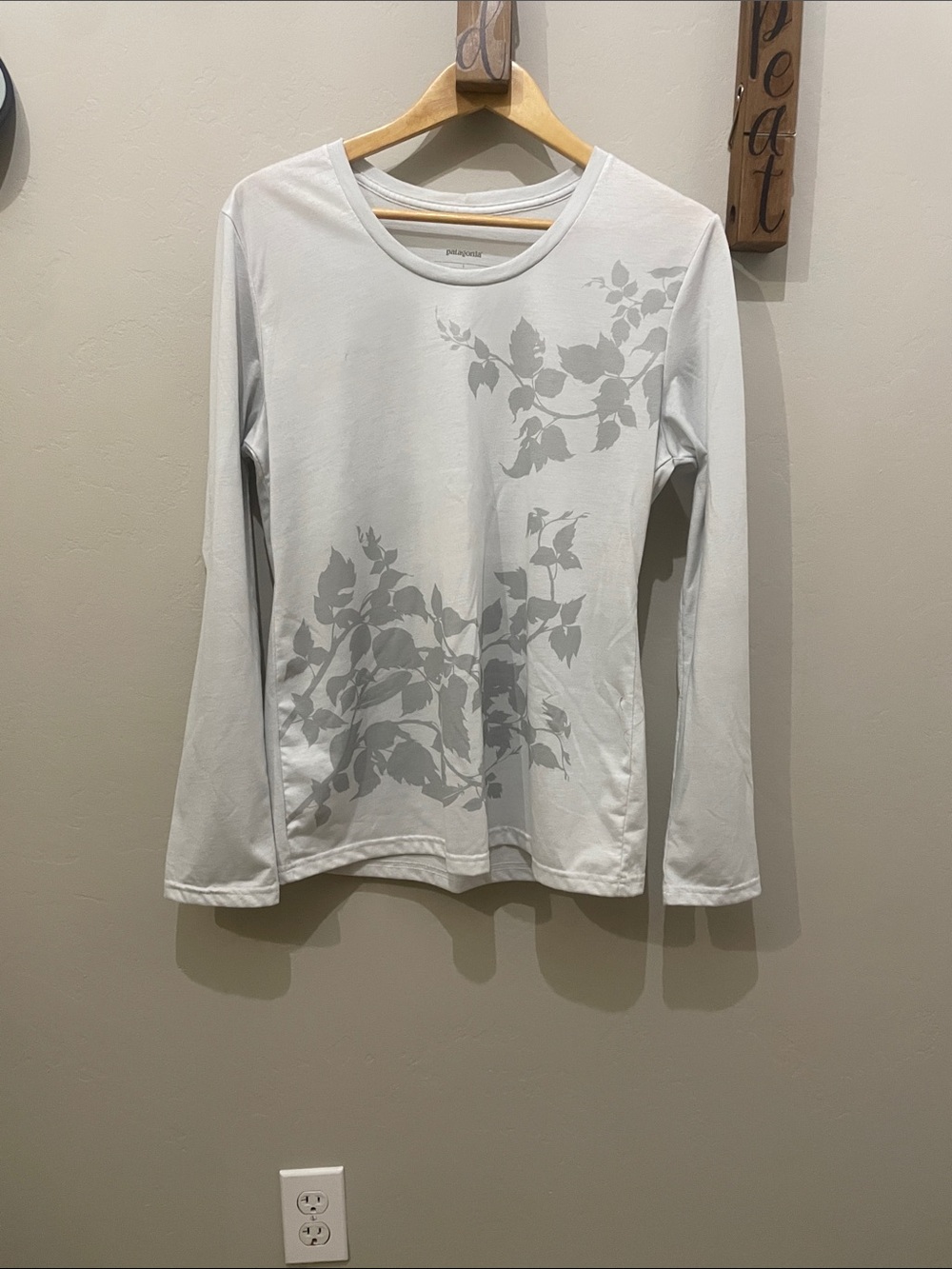 Patagonia Women's Light Gray Long Sleeve Crew with Subtle Leaf Print